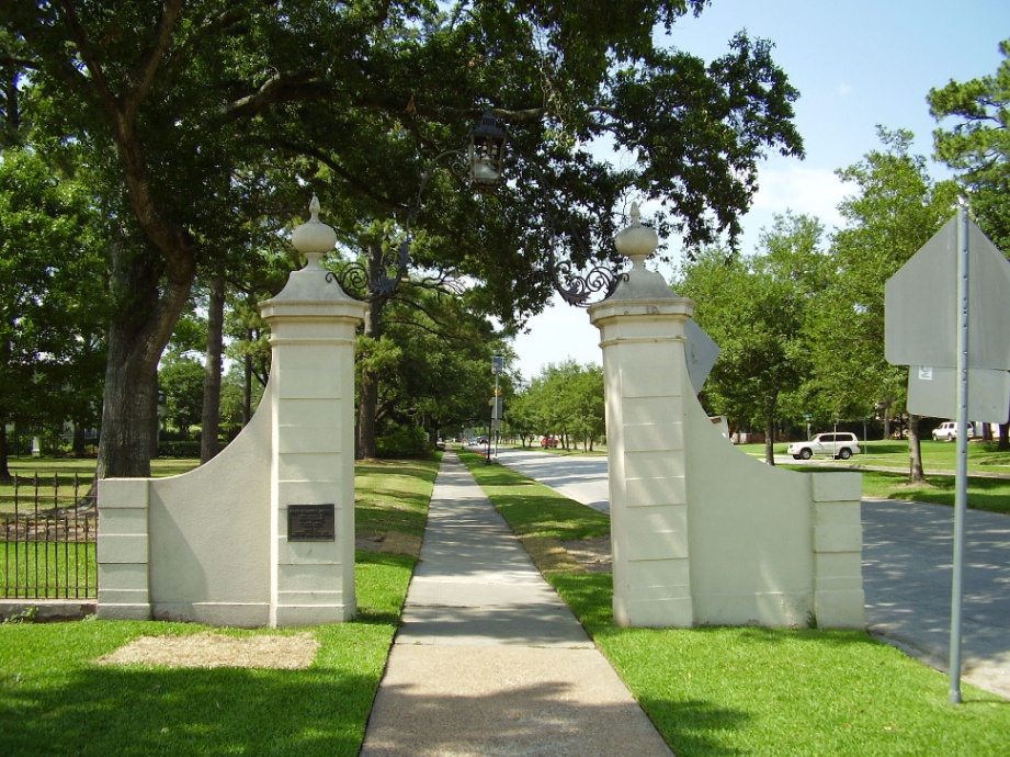 The marker that leads into the River Oaks neighborhood of Houston