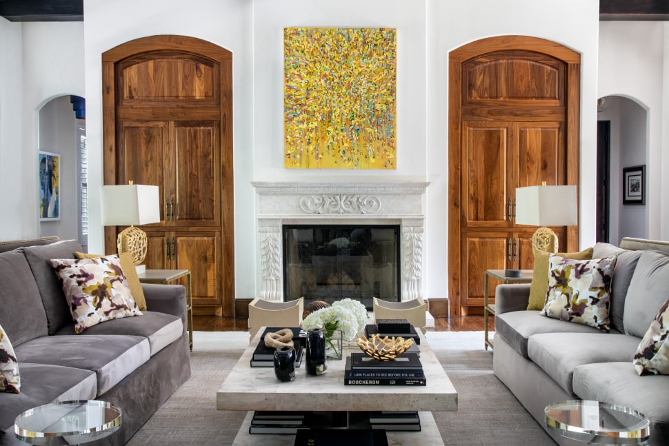Circle Drive House Living Room: Emphasizing symmetry by using art in interior design