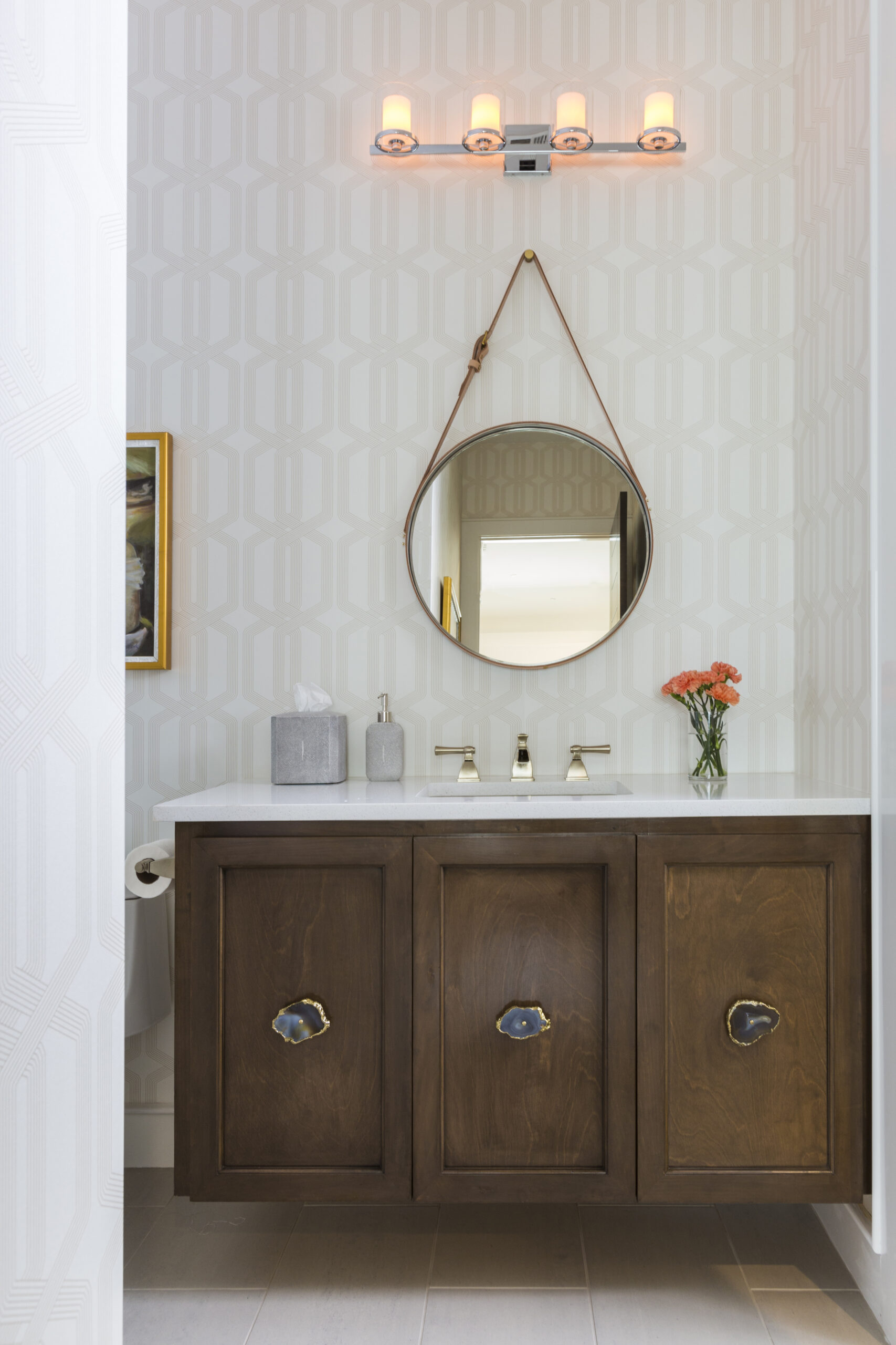 Stunning hanging round mirror in an airy and neutral bathroom. 