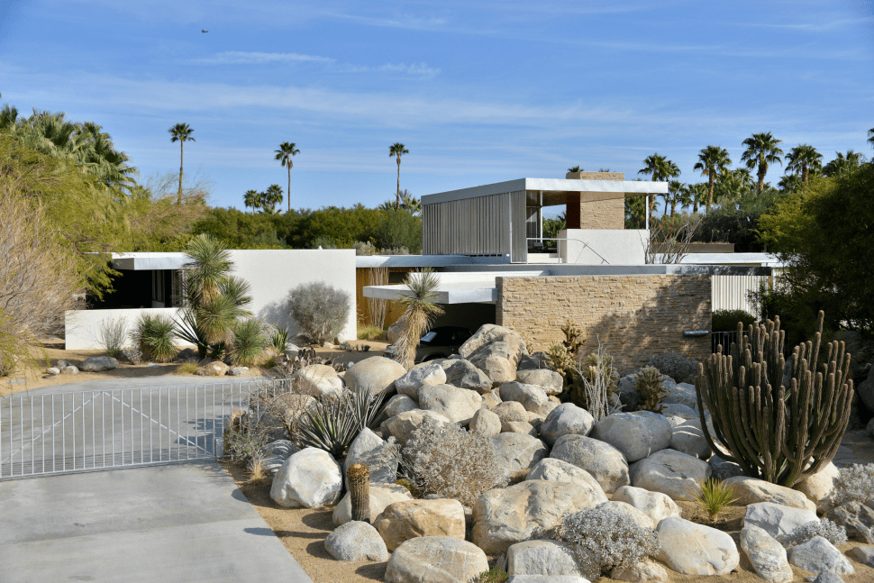 Use of stones in the hilly facade of Kaufmann house in mid-century style.