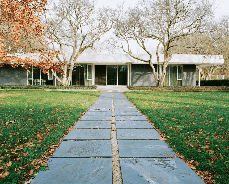 Modern landscape design for a mid-century modern home by Eero Saarinen